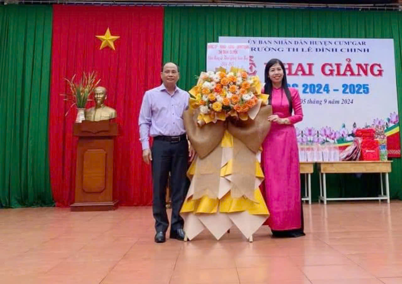 Lãnh đạo tặng hoa chứ mừng năm học mới